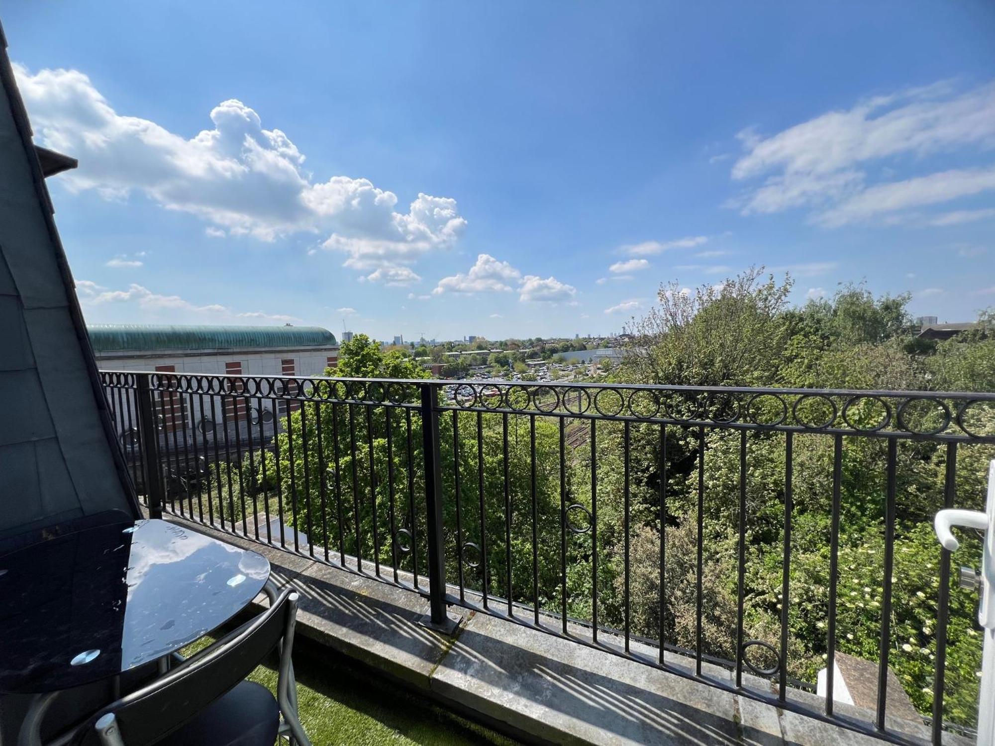 Comfy 2 Bedroom Apartments - Finchley Road, London Eksteriør billede